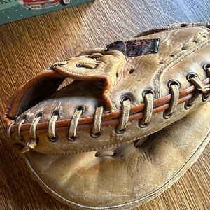 Pre-Loved catchers mitt!
